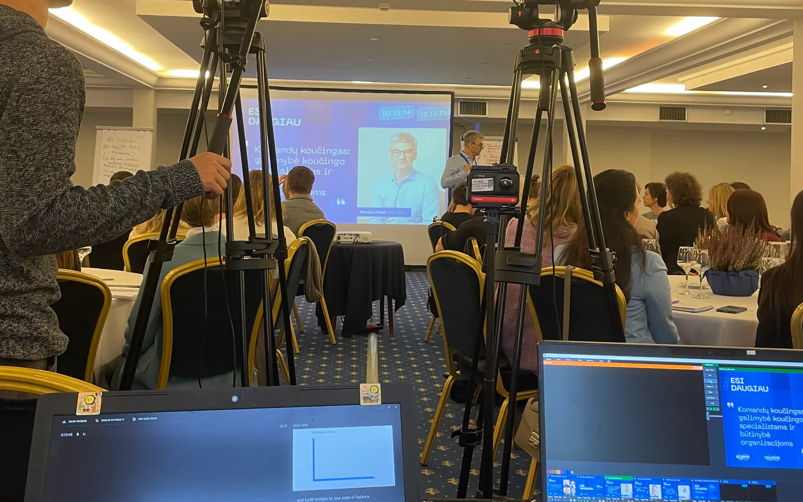 Konferencijos tiesioginei transliacijai paruoštos kameros ir režisūros ekranai
