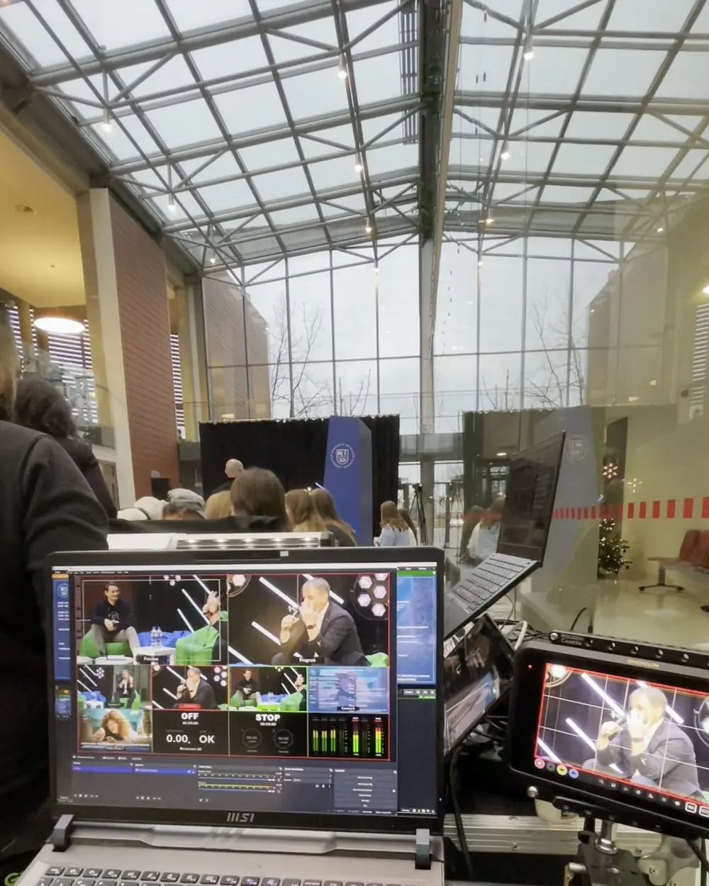 Konferencijos tiesioginės transliacijos režisūros ekranai