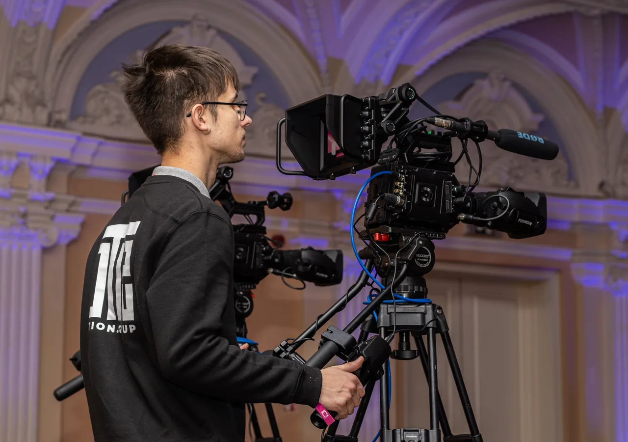 Profesionalus kameros operatorius televizijos filmavimo aikštelėje