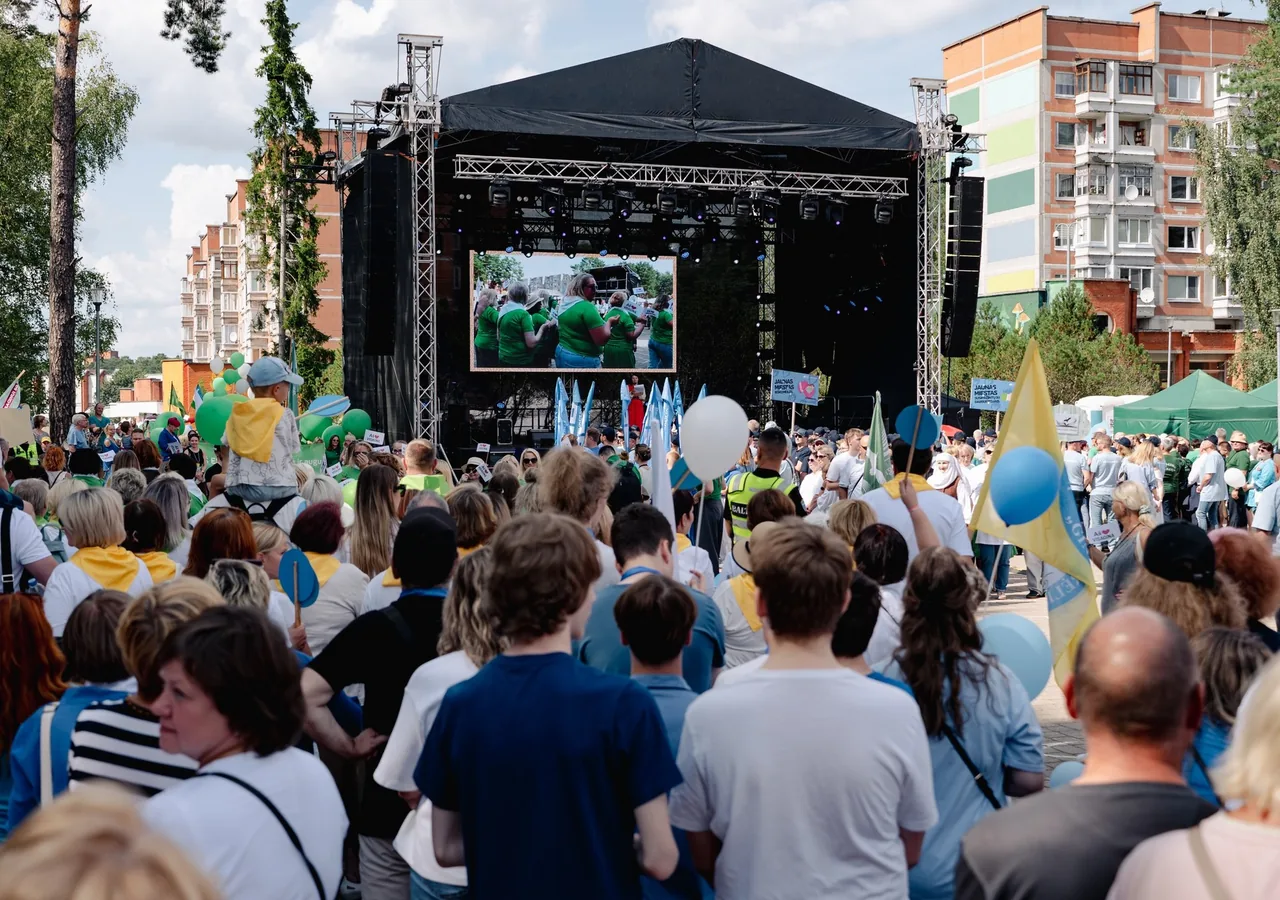 Koncerto scena, žiūrovai ir didelis LED ekranas